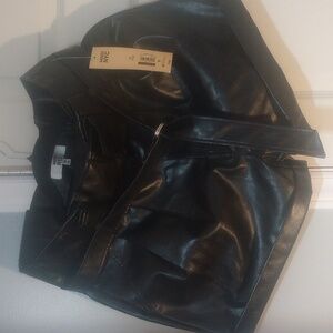 Black, wide-legged leather shorts with a belt. Excellent condition. NCY